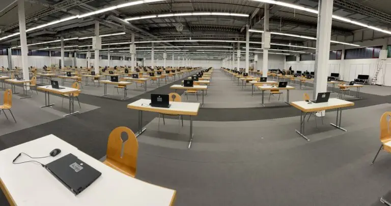 Prüfungsbestuhlung in der Messehalle Hofheim