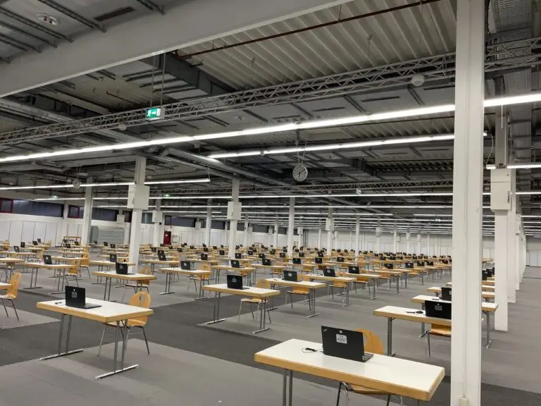 Prüfungsbestuhlung in der Messehalle Hofheim